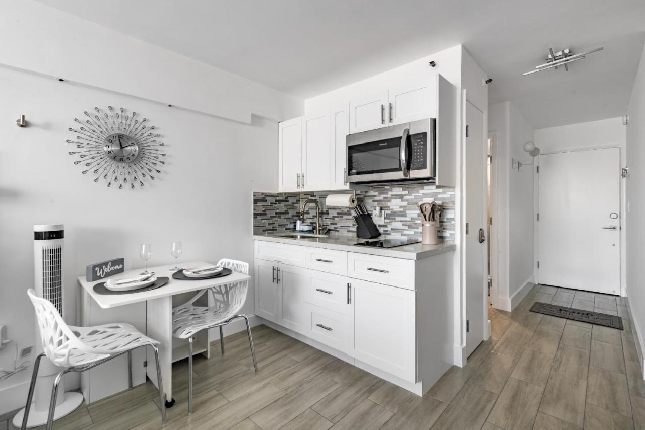 Апартаменты Newly Renovated Oceanfront Studio W/ Balcony - Дейтона-Бич Экстерьер фото