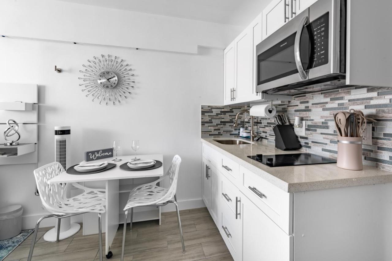 Апартаменты Newly Renovated Oceanfront Studio W/ Balcony - Дейтона-Бич Экстерьер фото